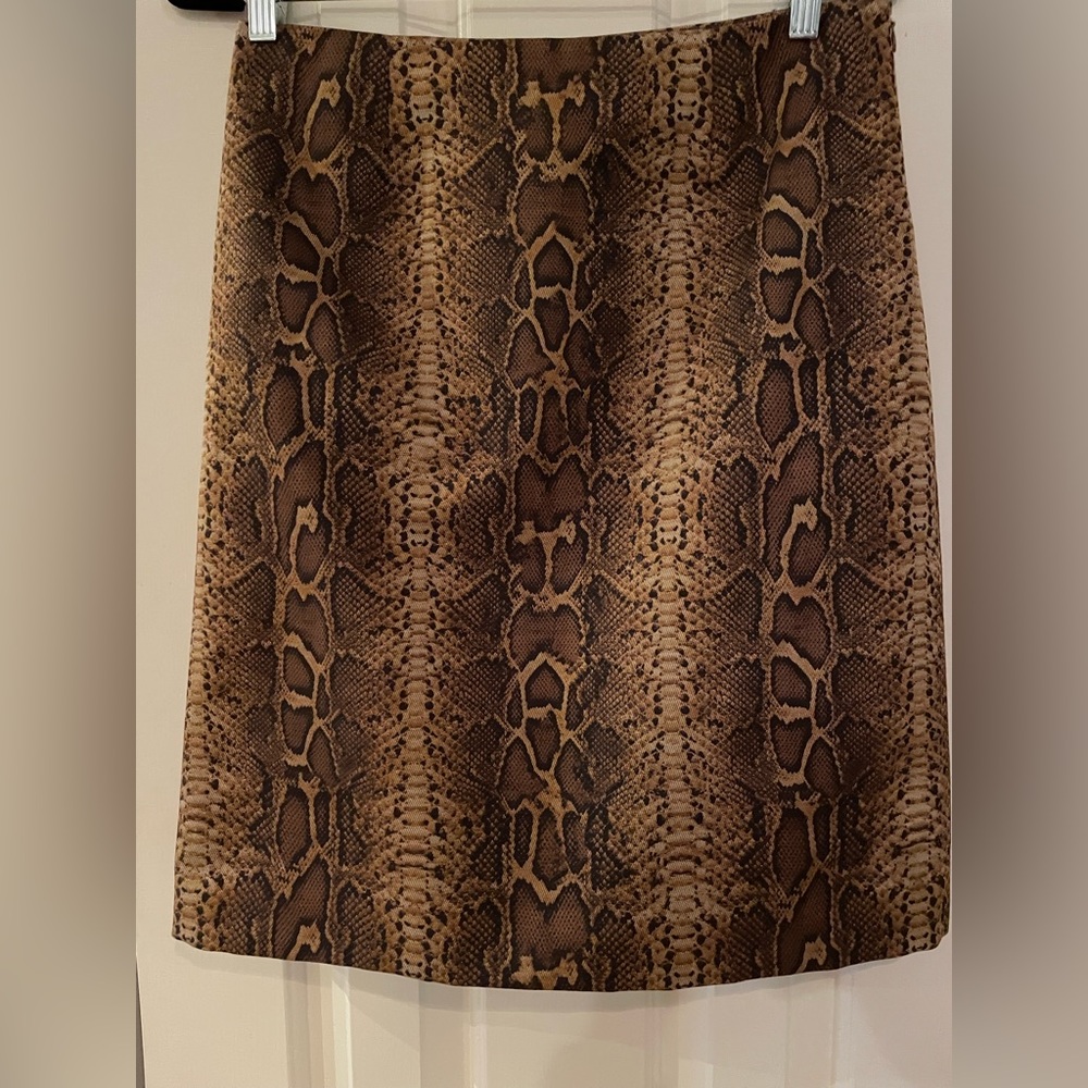 20% off today! Or make an offer! 

Doncaster Python-print skirt. Size 6. NWOT.